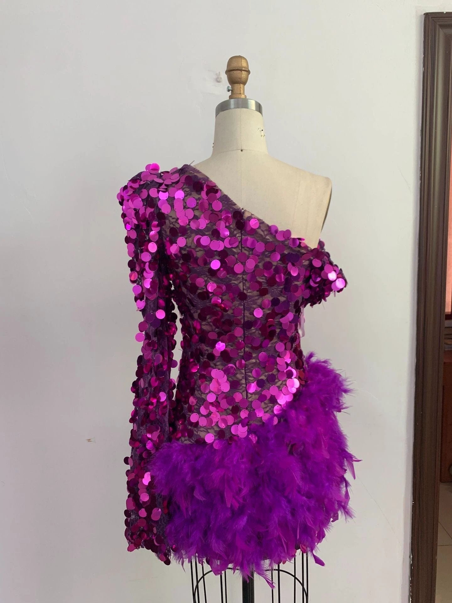 Purple Sequined Feather Skirt One-shoulder Sleeve Short Dress Luxury Party Stage Performance Dress